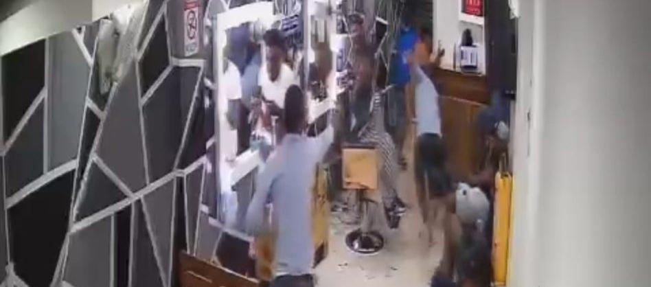 Momento del ataque en la peluquería