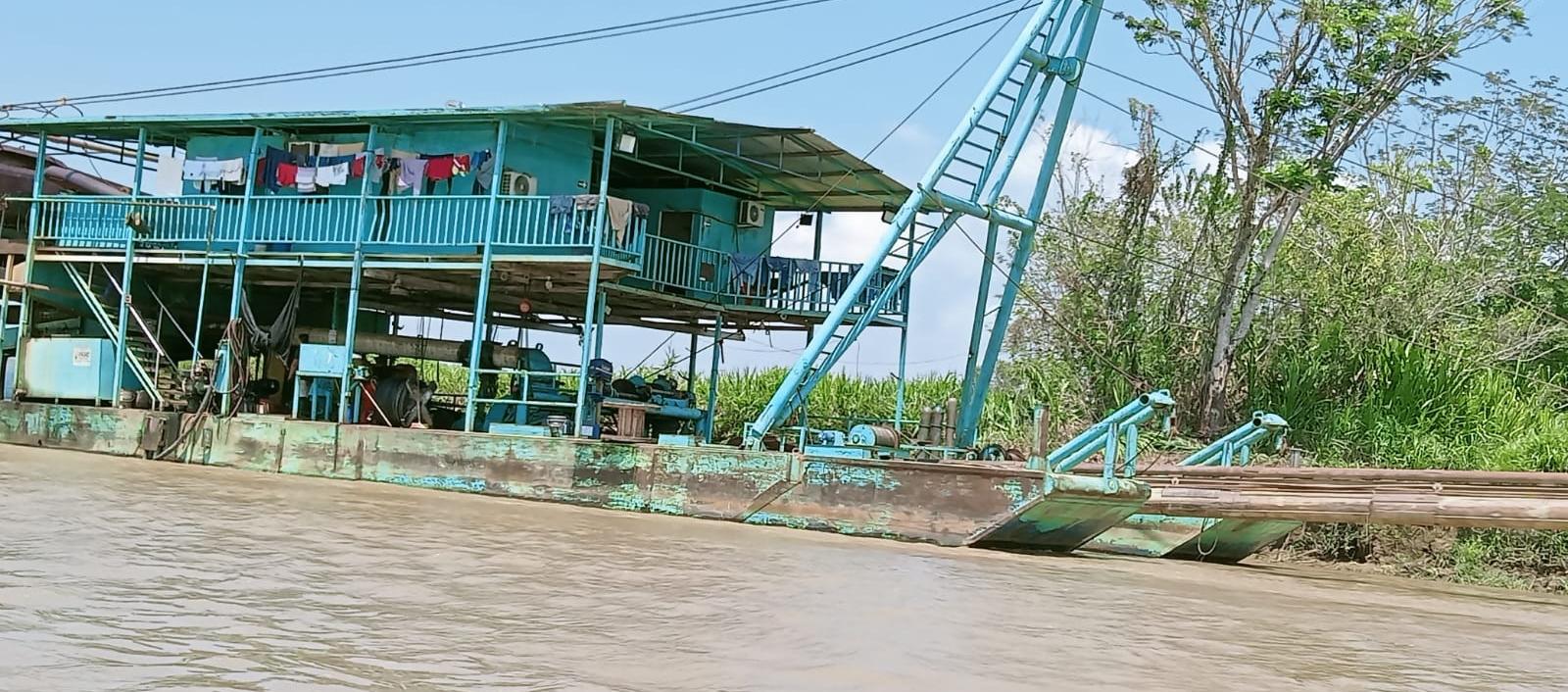Las dragas trabajando en el Canal de la Esperanza, en La Mojan