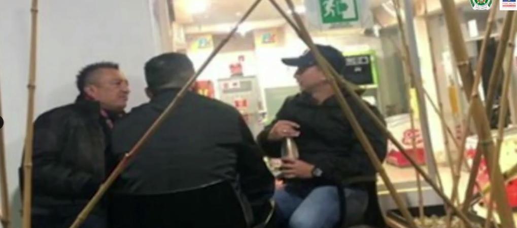 Édgar Elicio Munévar Castillo, alias ‘El Caballista’, y al capitán Luis Eduardo Duque Casas captados en un video