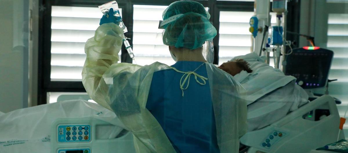 Una enfermera atiende a un paciente en un hospital de Madrid.
