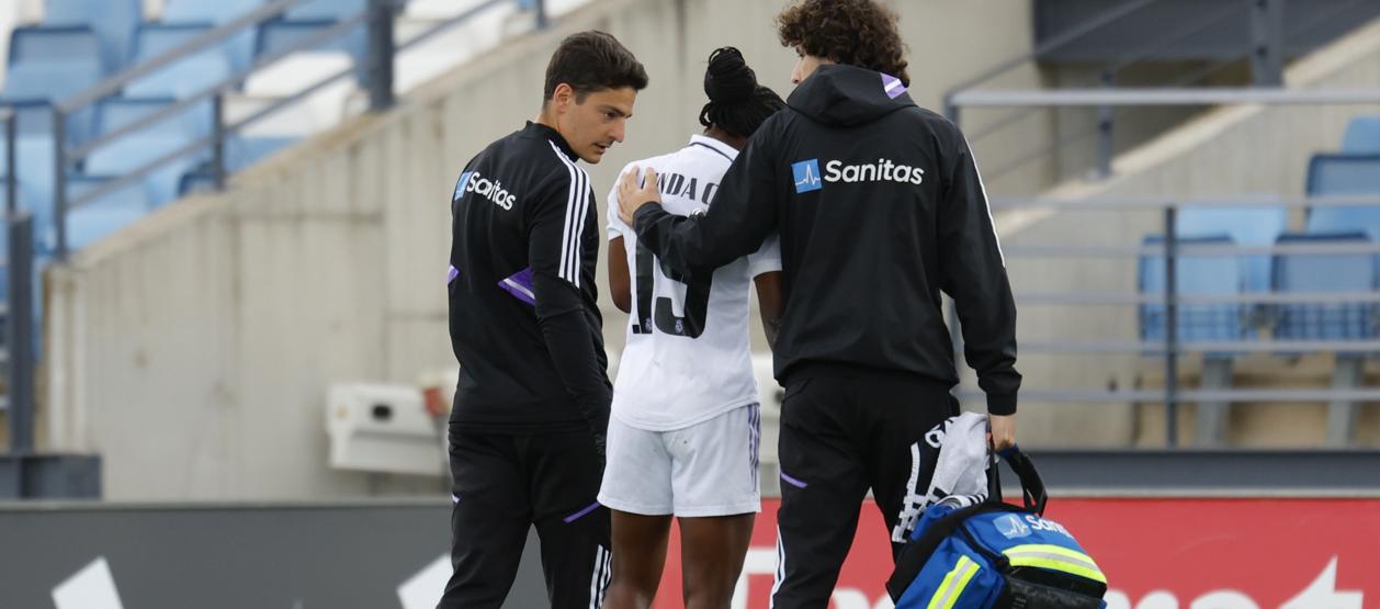 Linda Caicedo sufrió un fuerte golpe en su pierna izquierda. 