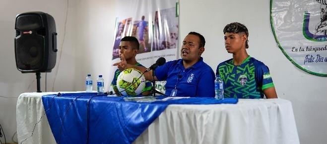 Carlos Alberto Ortiz durante la presentación del Club Deportivo Fembisol.