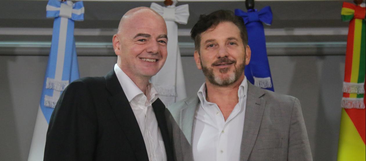 Gianni Infantino, presidente de la FIFA, y Alejandro Domínguez, presidente de la Conmebol.
