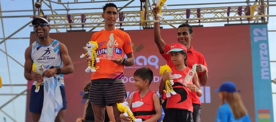 Wilson Sáenz (centro), vencedor en la 42K Élite.