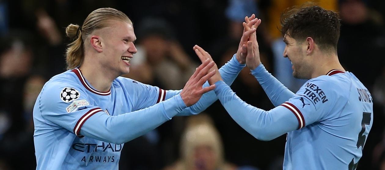 Erling Haaland celebra con John Stones el quinto gol del City.
