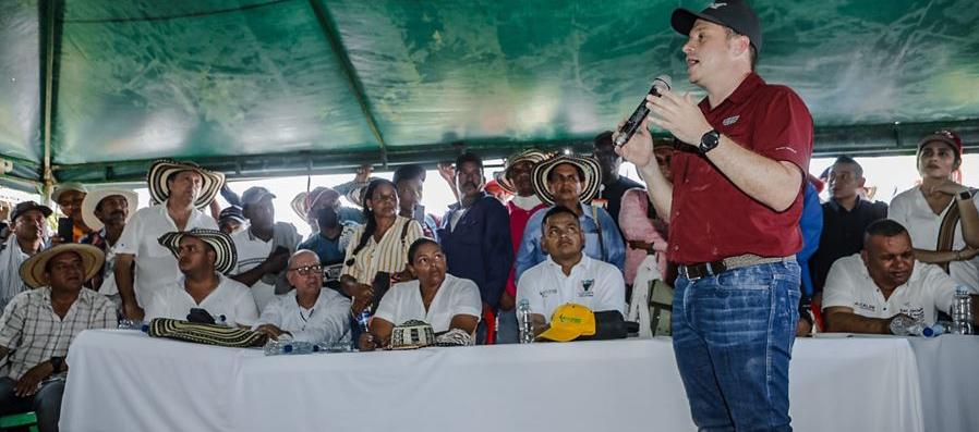 Héctor Olimpo Espinosa, gobernador de Sucre, en una visita a La Mojana