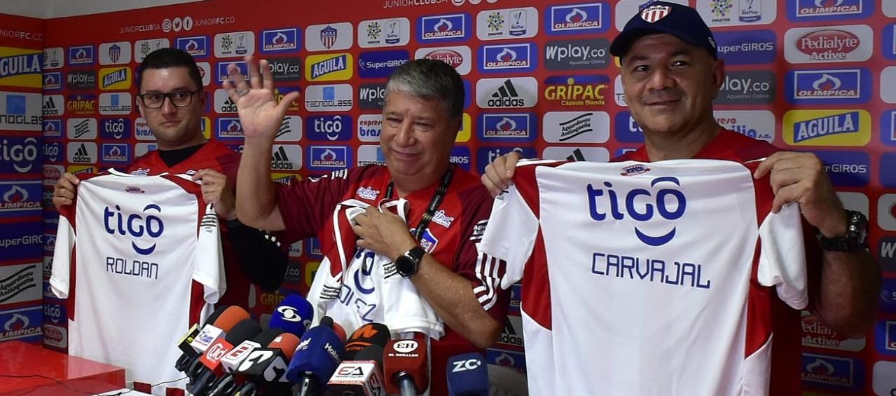 Hernán Darío Gómez junto a Juan Mauricio Roldán y Édgar 'Panzer' Carvajal.