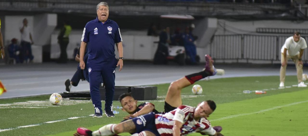 Hernán Darío Gómez vivió el partido contra Santa Fe pegado a la raya.