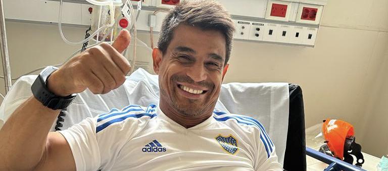 Hugo Ibarra posó sonriente en la habitación donde está internado. 