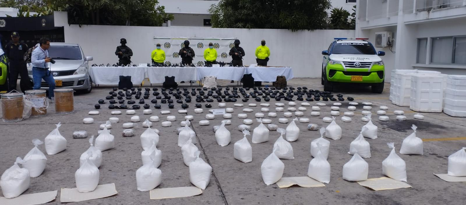 La droga y el armamento hallado dentro de la vivienda en el barrio Chiquinquirá. 