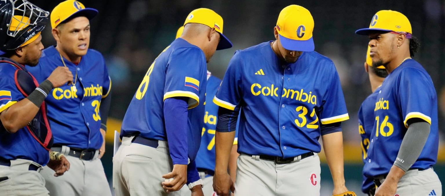 Jolbert Cabrera retira del juego a William Cuevas, pitcher abridor de Colombia ante Gran Bretaña.