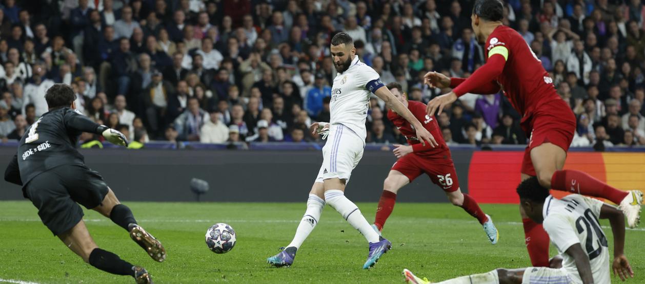 Karim Benzema anota el gol que le dio el triunfo al Real Madrid.