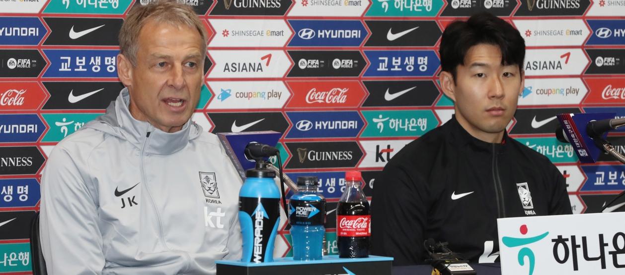 Jurgen Klinsmann en rueda de prensa con el capitán surcoreano Son Heung-min.