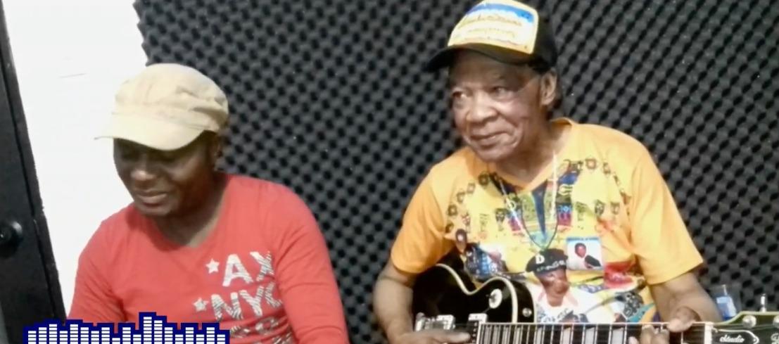 Lokassa Ya MBongo en plena grabación en Barranquilla, la última de su exitosa carrera musical.