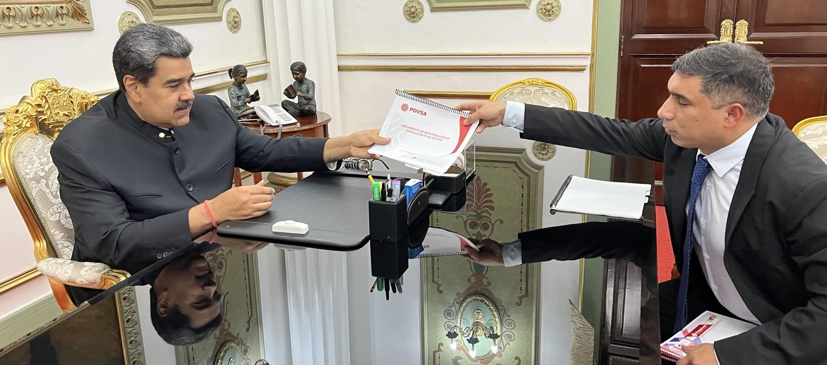 Maduro con el presidente de PDVSA, Pedro Tellechea, a quien designó como nuevo ministro de Petróleo.