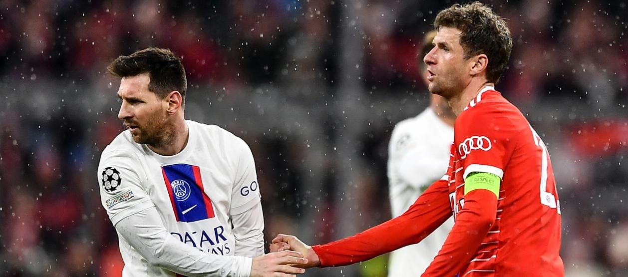 Lionel Messi y Thomas Müller se saludan durante el partido entre el PSG y el Bayern Múnich.  