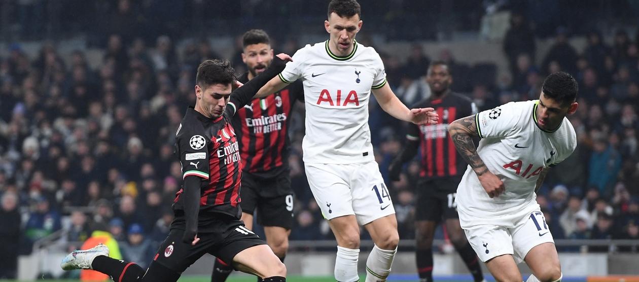 Brahim Díaz se alista a rematar al arco del Tottenham ante la mirada de Ivan Perisic y Rafael Leao.