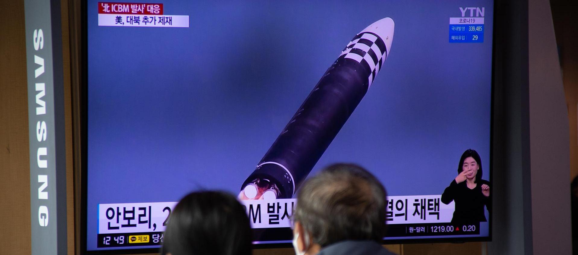  Dos personas observan en la televisión el lanzamiento de un misil en Corea del Norte en una imagen de archivo