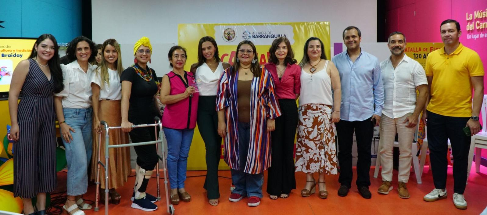 La Reina del Carnaval de Barranquilla, Natalia De Castro, junto a un grupo de microempresarios.