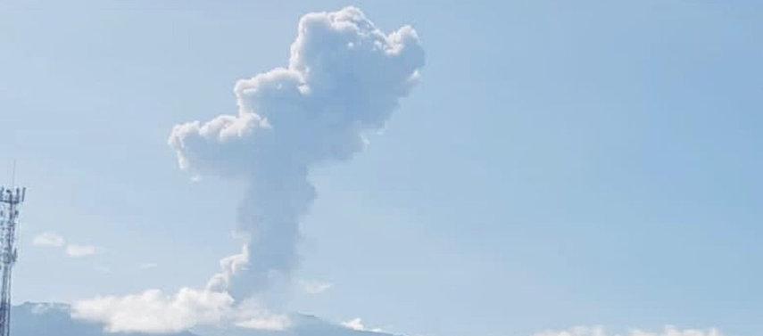 Emisión de cenizas del volcán Nevado del Ruiz.