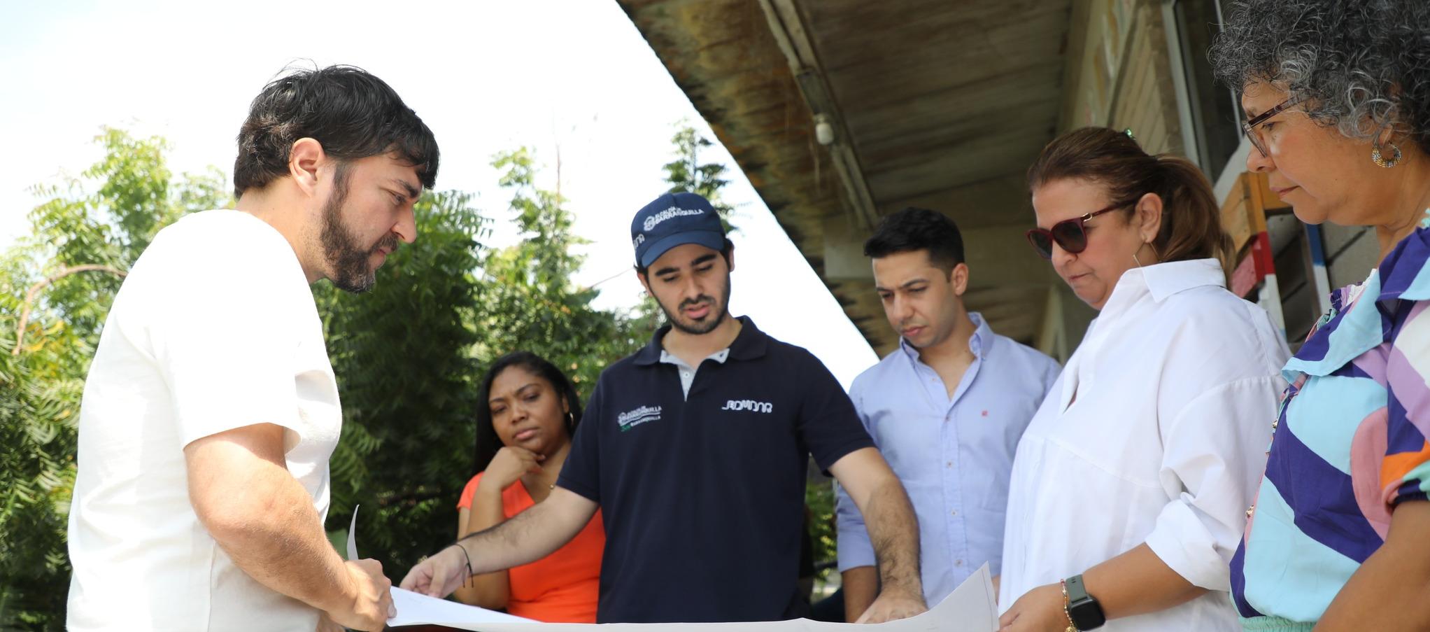 El alcalde Jaime Pumarejo observa los planos de las obras en la IED Jorge Nicolás Abello.