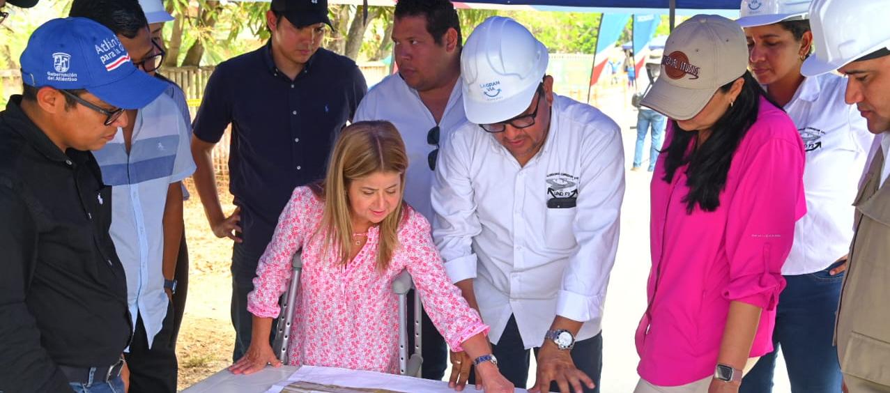 La gobernadora Elsa Noguera revisa los planos de la 'Gran Vía'