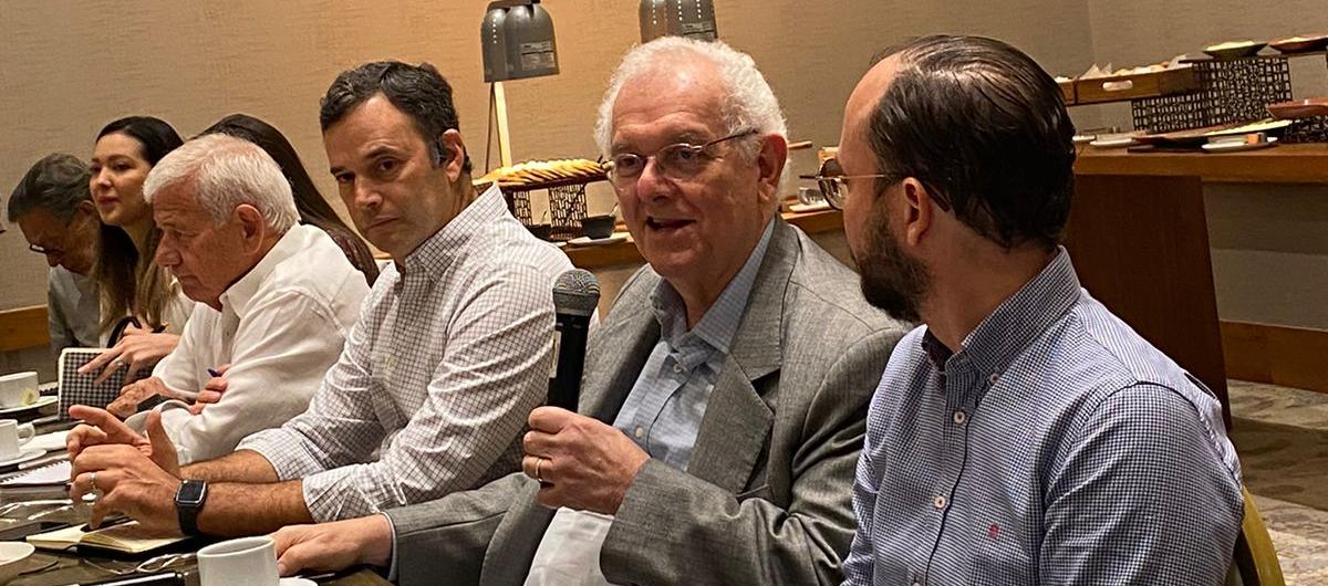 El Ministro de Hacienda en reunión con empresarios en Barranquilla.