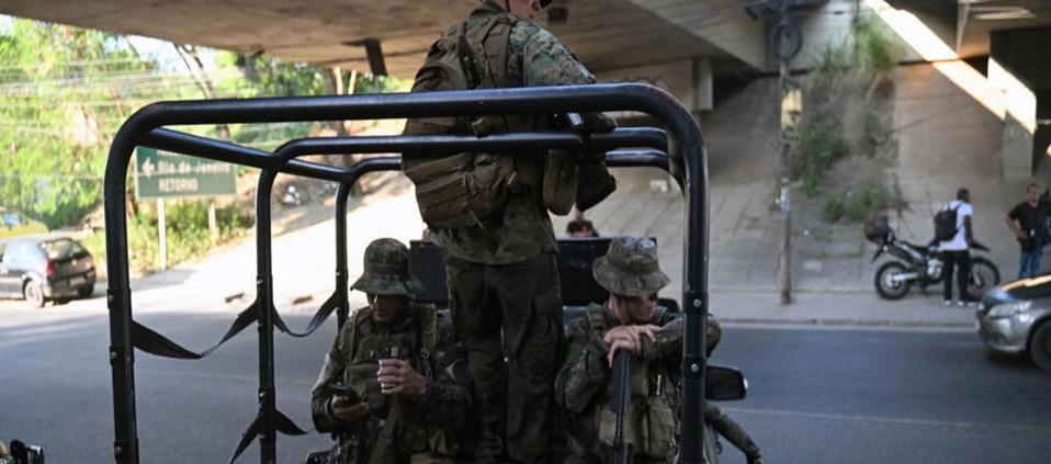 Fuerza pública vigila el complejo de favelas Salgueiro, en el municipio de São Gonçalo.