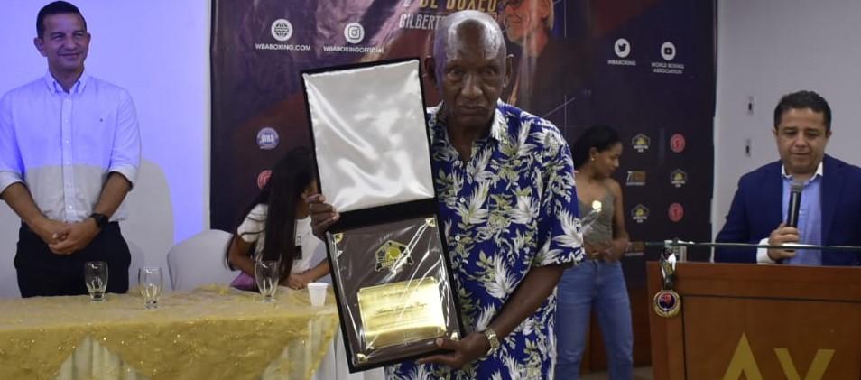 Antonio Cervantes 'Kid Pambelé', con la placa recibida durante su homenaje.