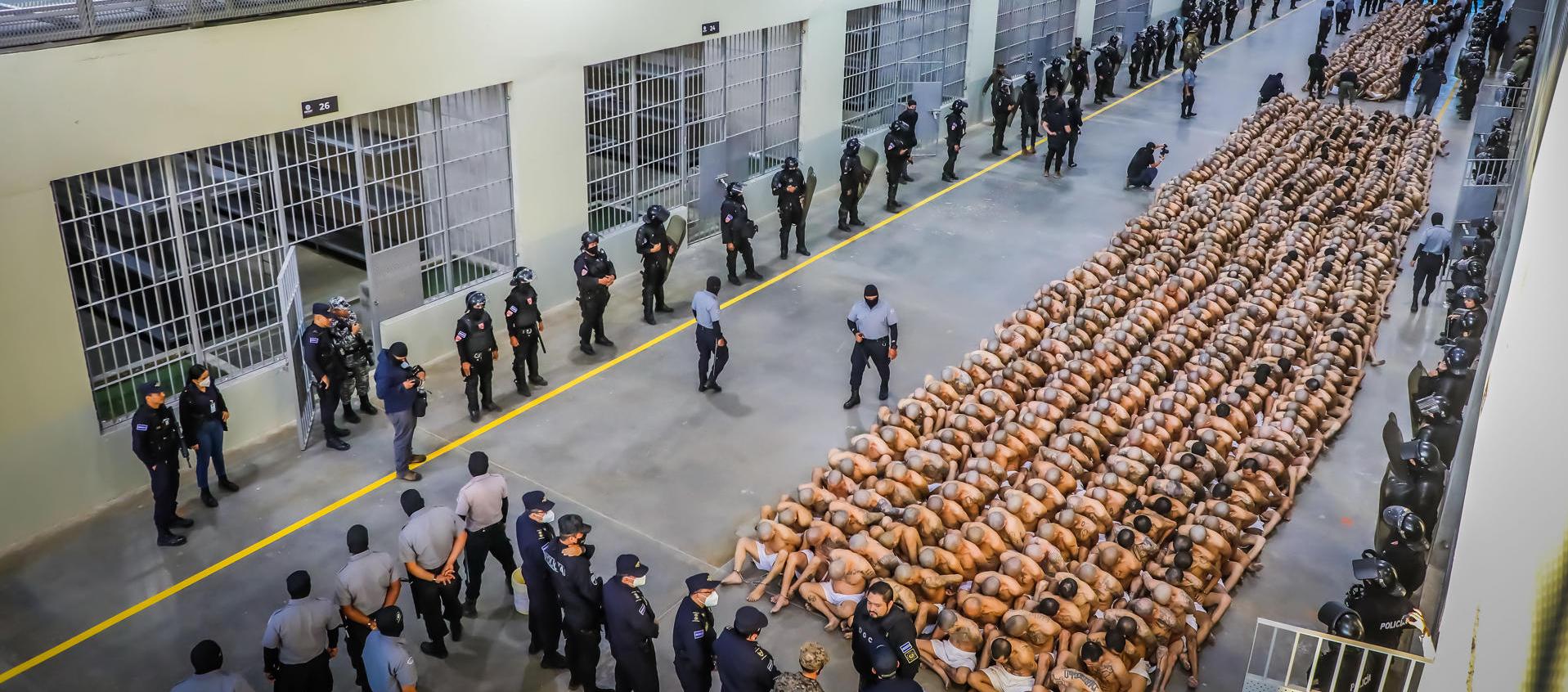 Pandilleros en el Centro de Confinamiento del Terrorismo, en El Salvador.