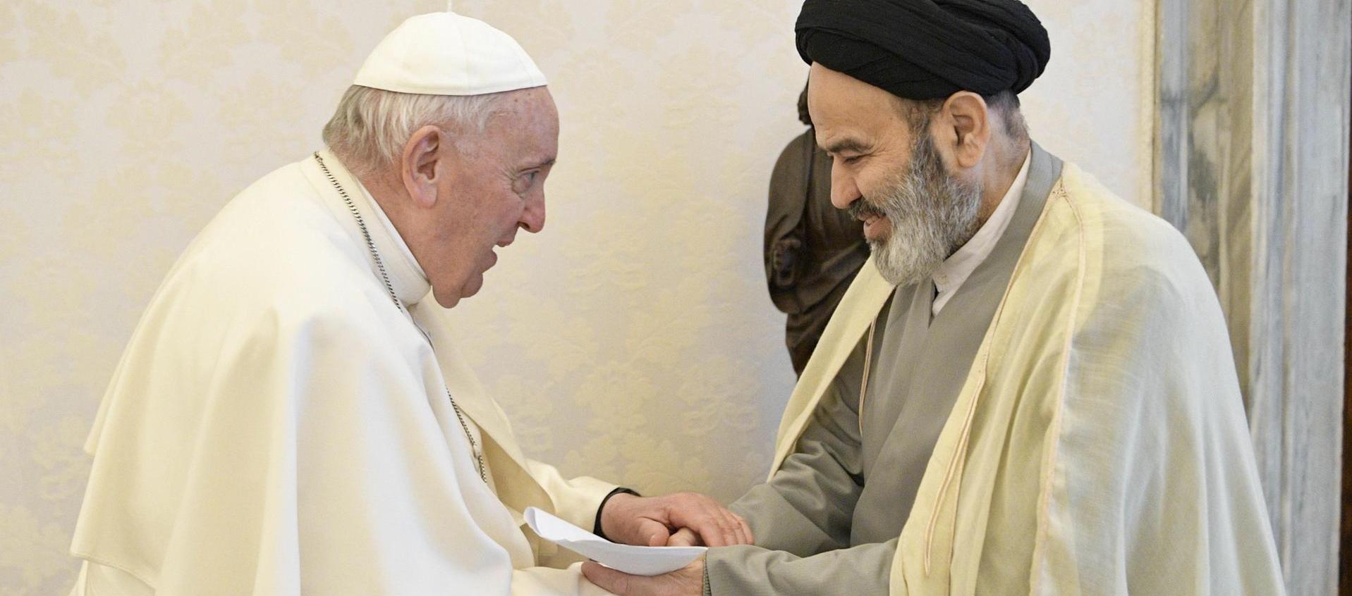 Francisco saluda al presidente de Religiones y Denominaciones de la Universidad Seyed, Abu al Hassan Navab, a quien recibió en su despacho.