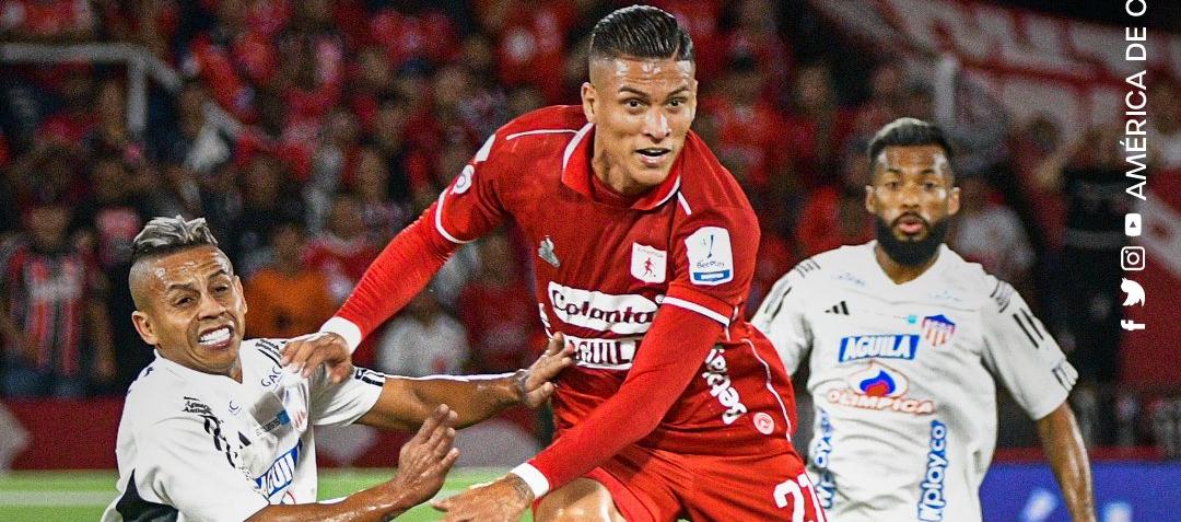 Juan Camilo Portilla disputa el balón con Vladimir Hernández.