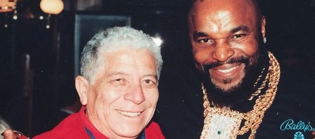 Fabio Poveda Márquez con Mario Baracus, personaje de Los Magníficos.