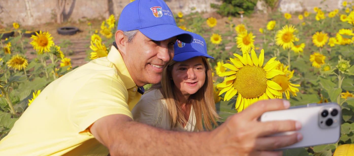 La gobernadora Elsa Noguera se tomó una selfi junto al secretario de Desarrollo Económico, Luis Humberto Martínez.
