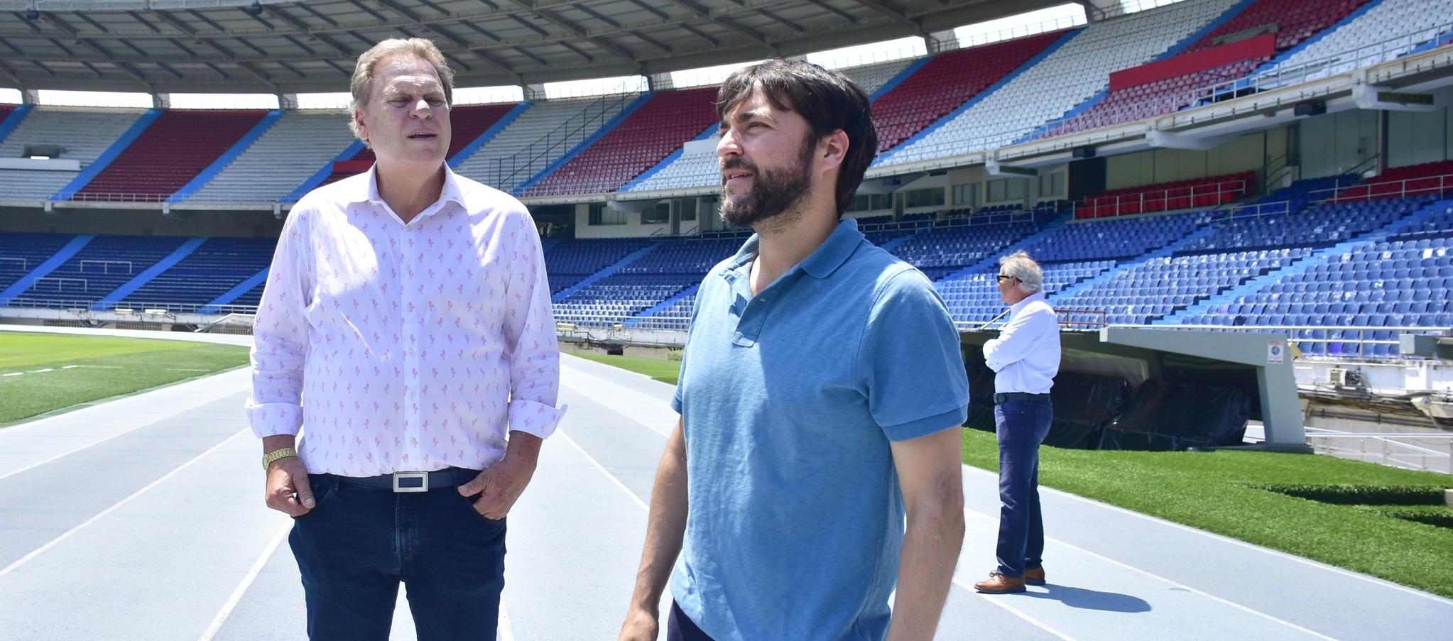 Ramón Jesurun, presidente de la Federación Colombiana de Fútbol, con el alcalde Jaime Pumarejo.