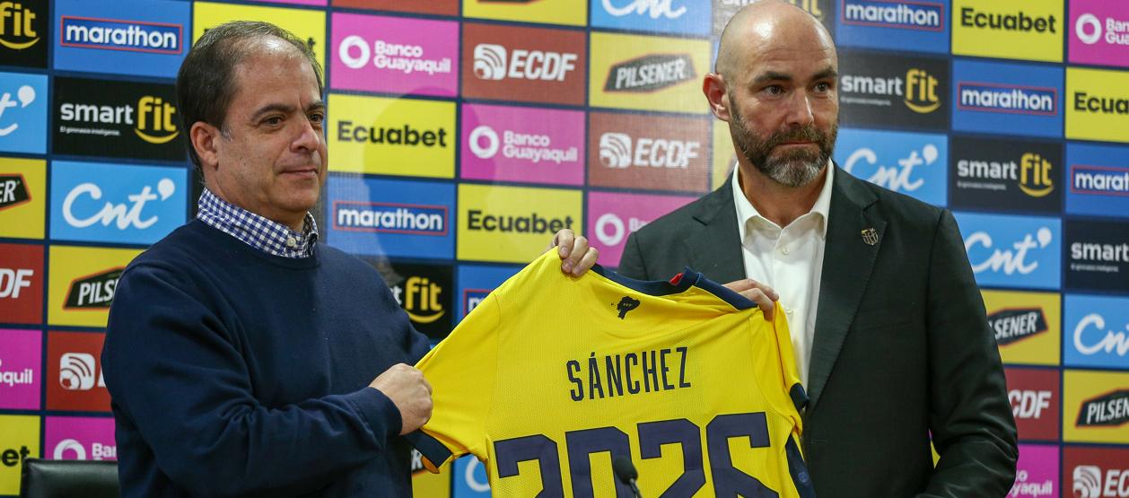 Rodrigo Espinoza, presidente de la Comisión de Selecciones, junto a Félix Sánchez.