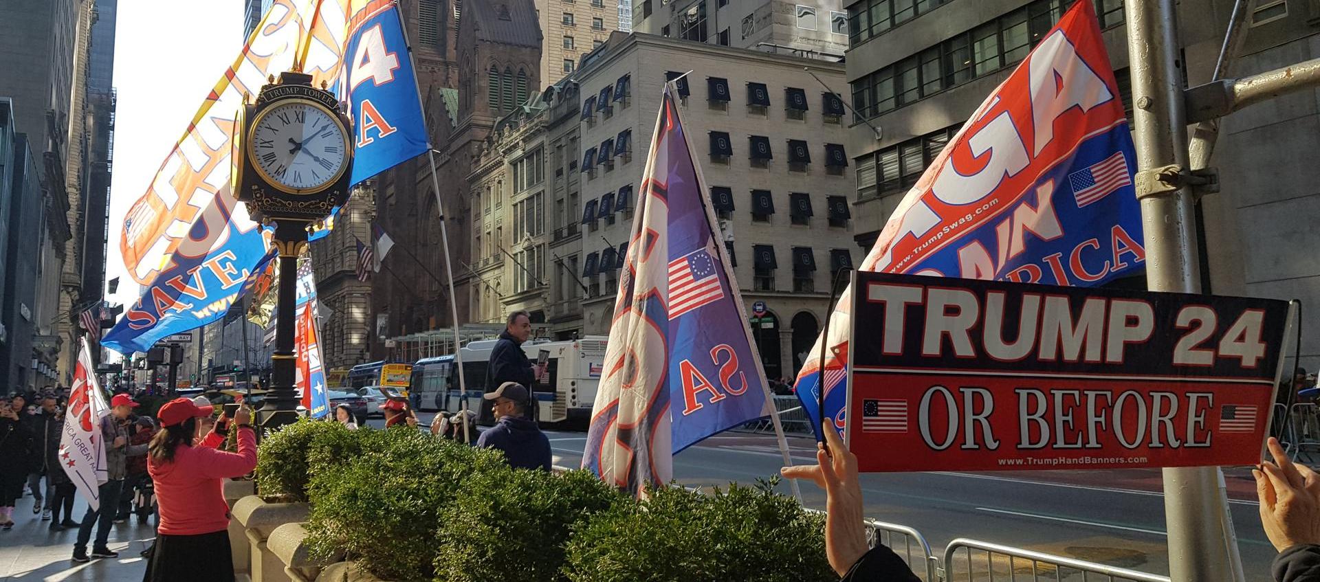 Seguidores del ex presidente Donald Trump se manifiestan frente a la Torre Trump este martes en Nueva York