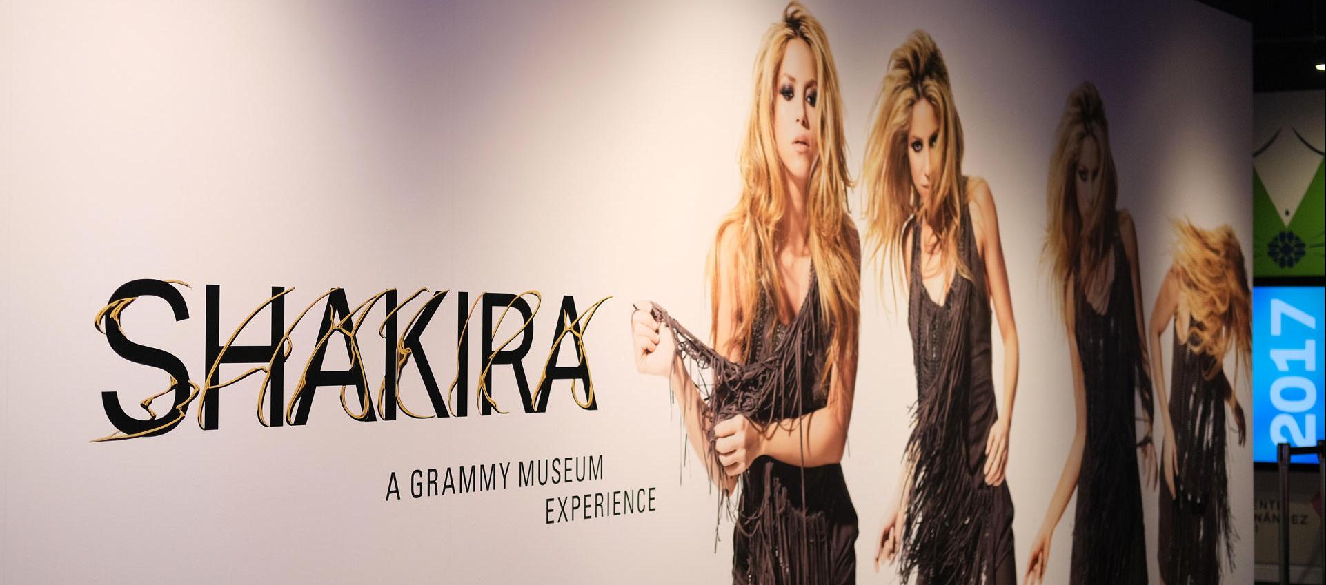 Fotografía del cartel de la exposición "Shakira Shakira: The Grammy Museum Experience", en el Museo de los Grammy de Los Ángeles, California 