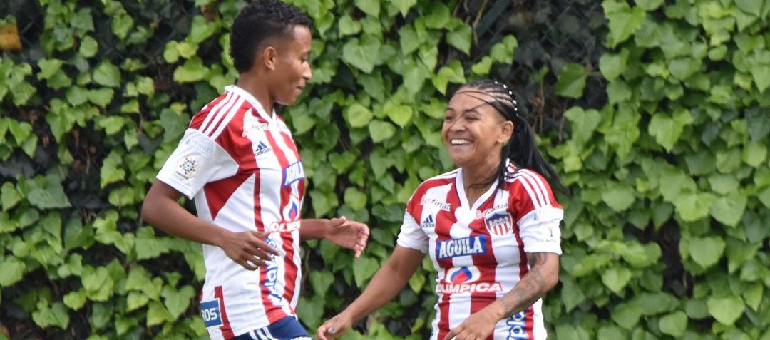 Sindy Constante (derecha) festeja uno de sus goles con Karina Valencia. 