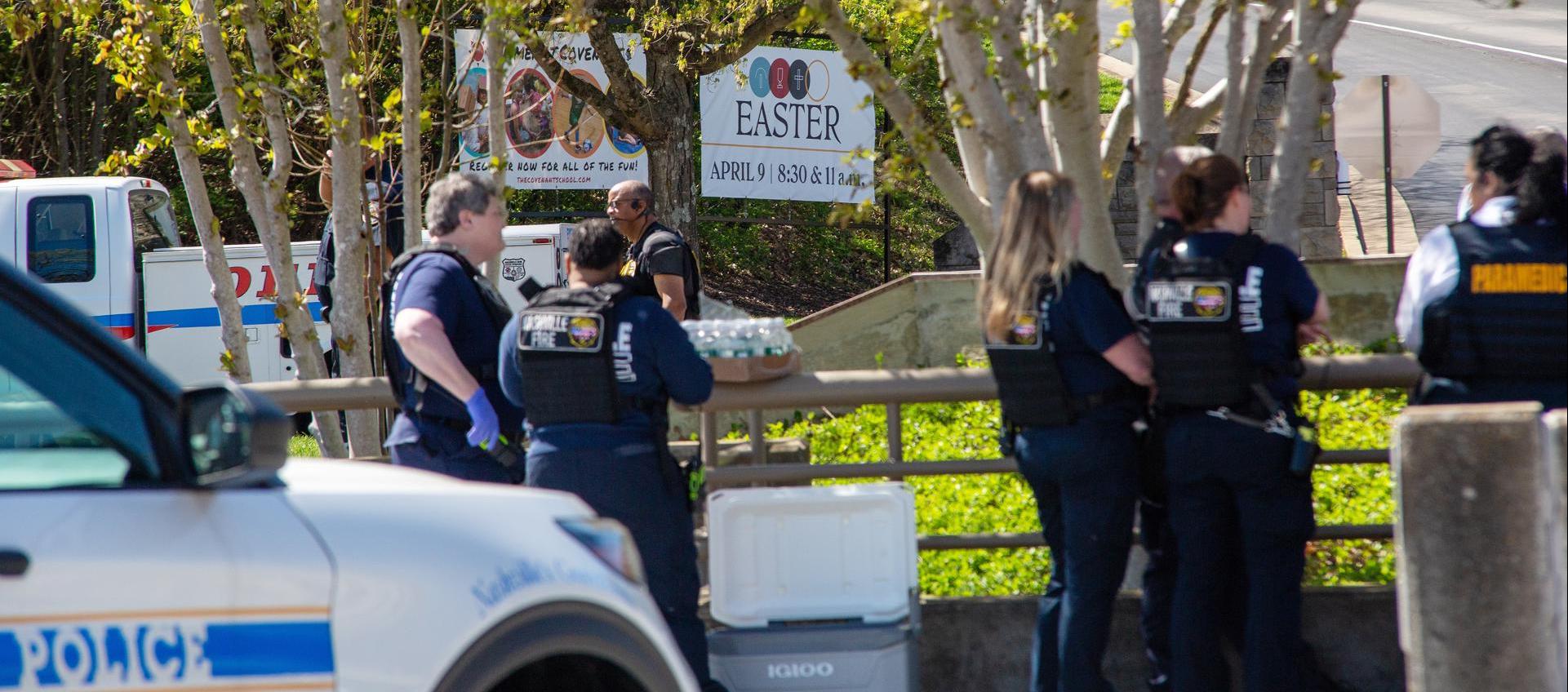 Policías de Nashville custodian las afueras del colegio 'Convenant School' en Nashville 
