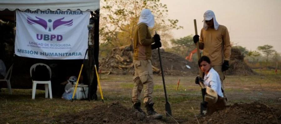 Forenses de la UBPD en las labores de búsqueda en el cementerio alterno de El Copey.