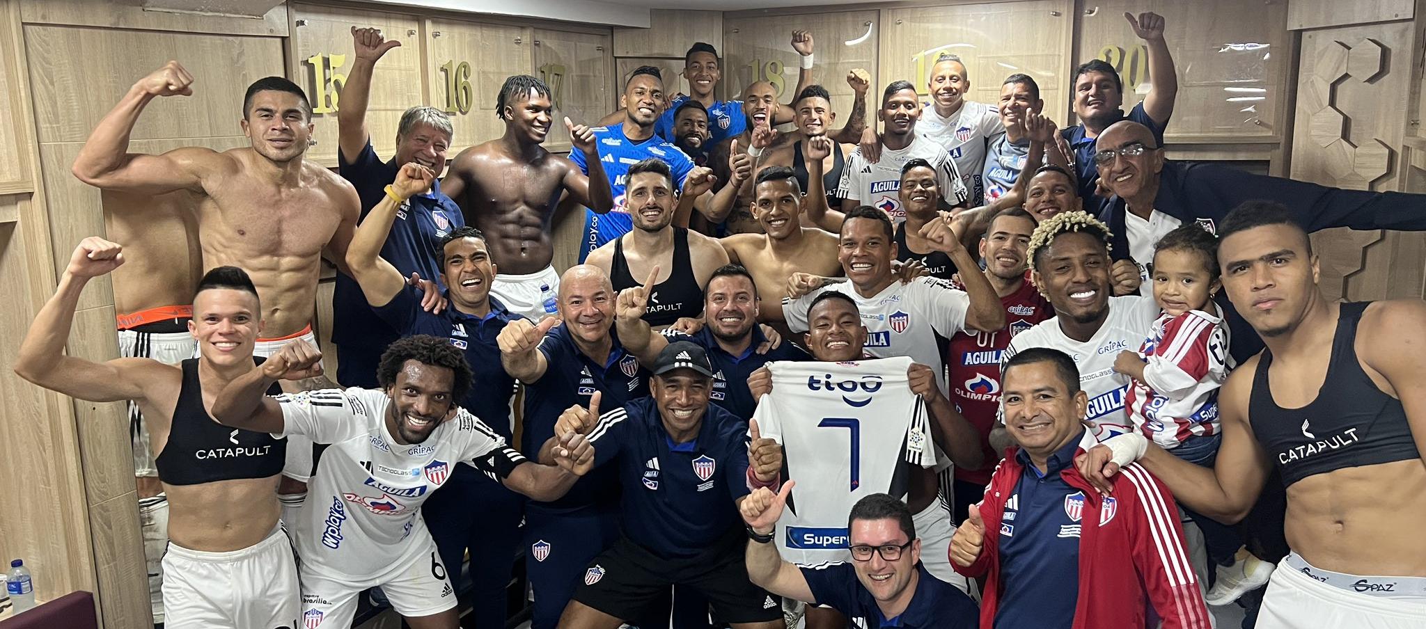 La familia juniorista festejando en el vestuario la victoria sobre el Tolima.