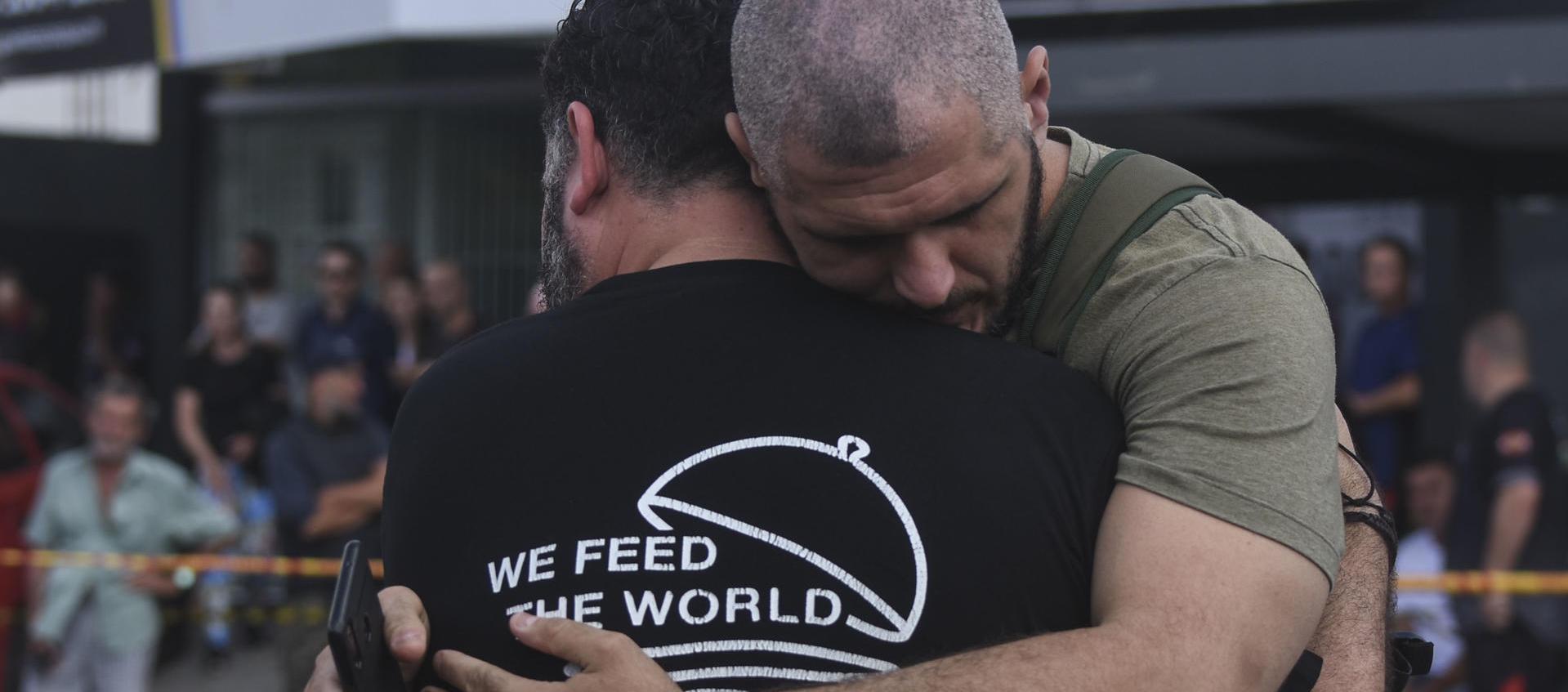 Familiares se abrazan a la entrada de la guardería Cantinho Bom Pastor, donde fueron asesinados varios niños con arma blanca.