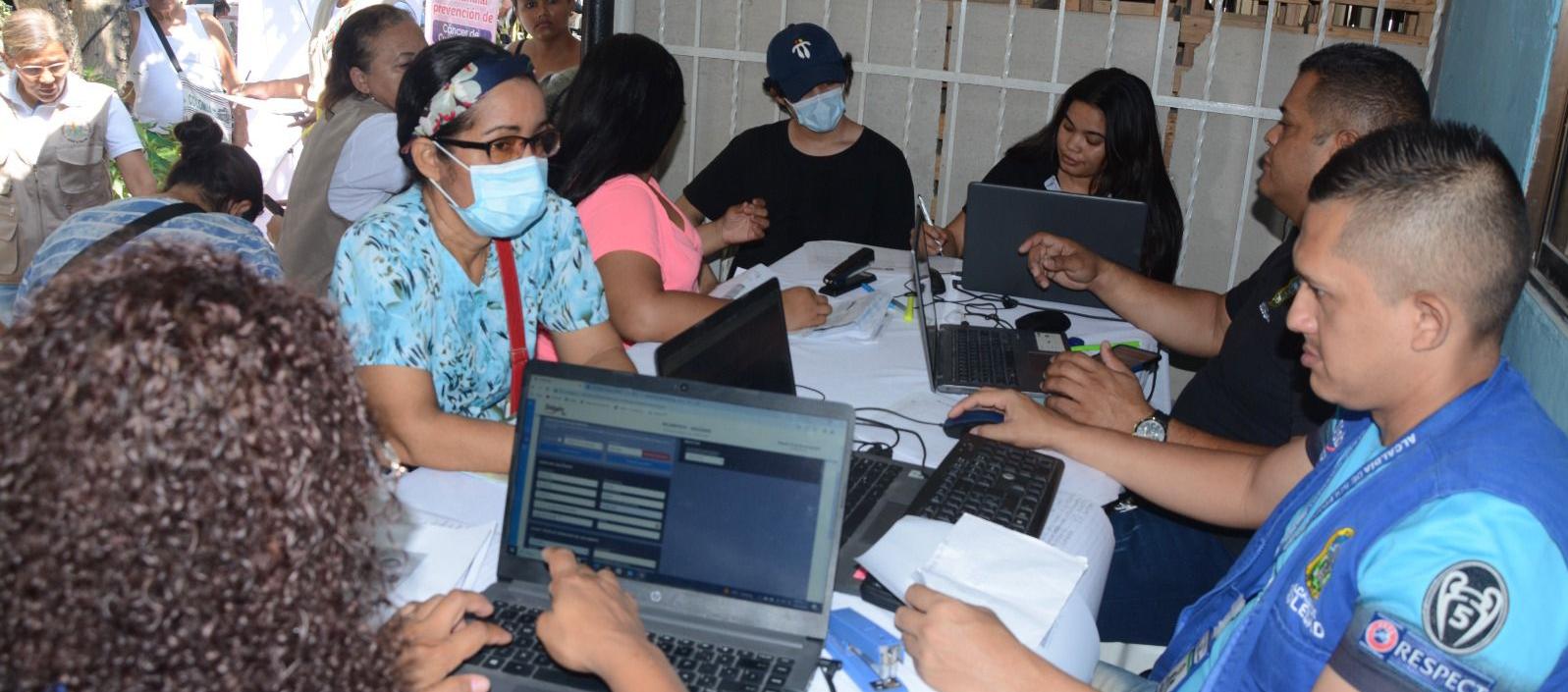 Funcionarios del Sisben atendiendo a ciudadanos en el municipio de Soledad. 