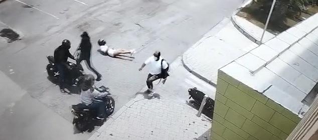 Los hechos quedaron registrados en las cámaras de seguridad.