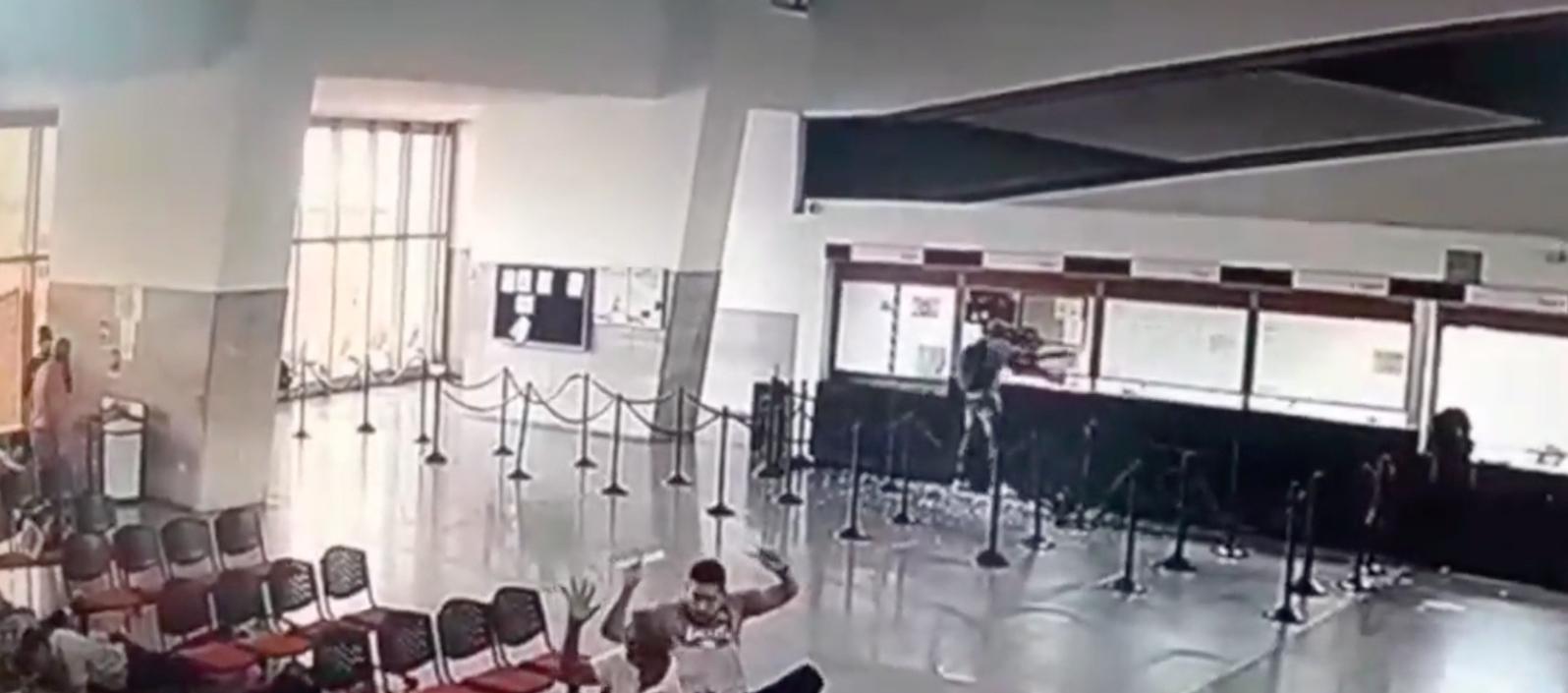 Momento del asalto en la Oficina de Instrumentos Públicos, en Cali.