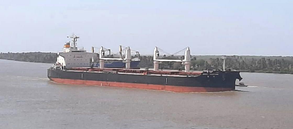 El buque ingresando al puerto de Barranquilla.