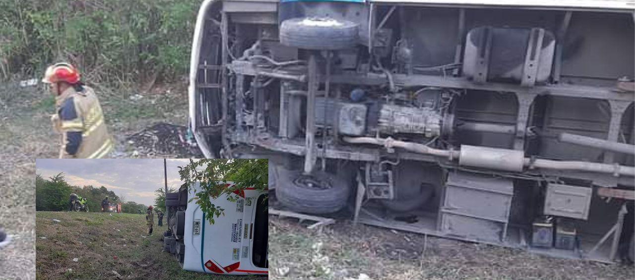 Buseta volcada en la vía La Cordialidad.