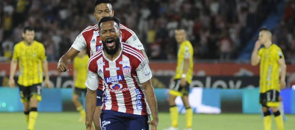 Luis 'Cariaco' González celebrando el gol juniorista.