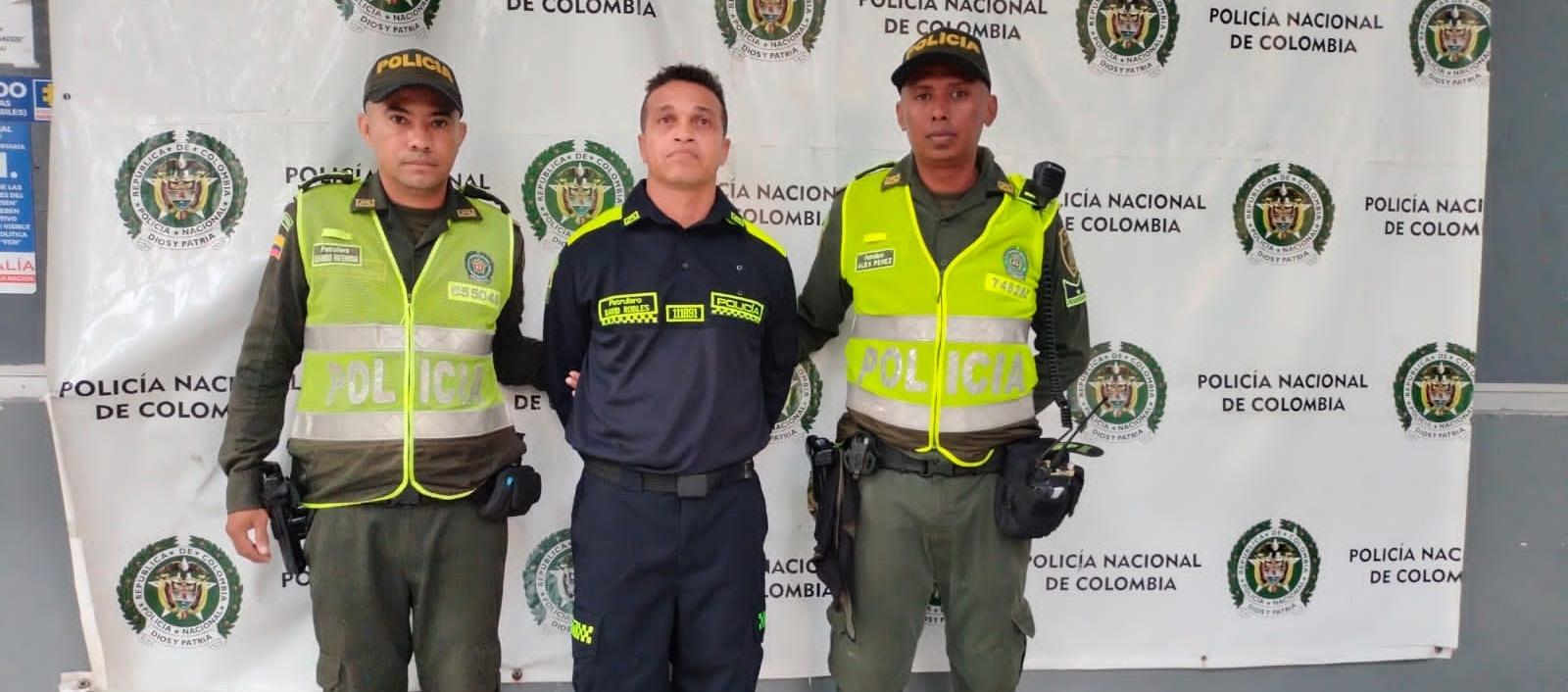 El falso policía fue conducido a la URI de la Fiscalía. 
